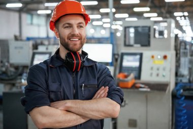 Ön manzara. Fabrika işçisi kasketli bir şekilde içeride..