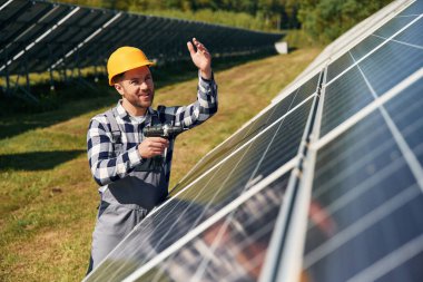 Gündüz vakti fotovoltaik güneş panelleri olan bir mühendis..