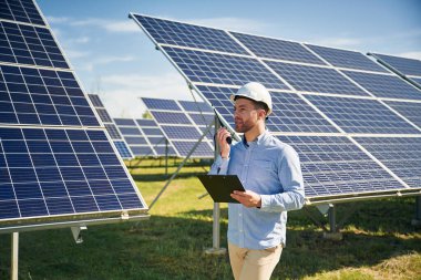 Telsizle konuşuyorum. Gündüz vakti fotovoltaik güneş panelleri olan bir mühendis..