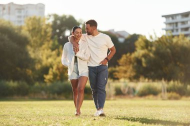 Ön manzara. Güzel bir çift sahada yürüyüş yapıyor..