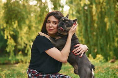 Güzel dişi dışarıda. Genç güzel bayan köpeğiyle birlikte parkta..