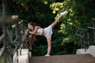 Egzersiz yapmakla meşgul. Genç sıska kadın dışarıda..