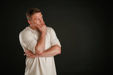 Ayakta durup düşünmenin ne demek olduğunu biliyor musun? Adam stüdyoda arka plana karşı..