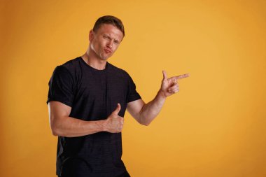 Uzay konseptini kopyala, göster, göster. Adam stüdyoda arka plana karşı..