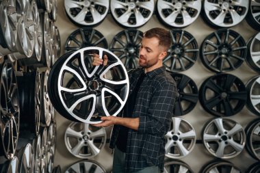 Yepyeni bir disk. Tekerlekleri ve tekerlekleri olan tamirci var..