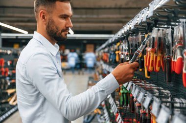 Aletleri arıyorum. Adam hırdavatçıda..