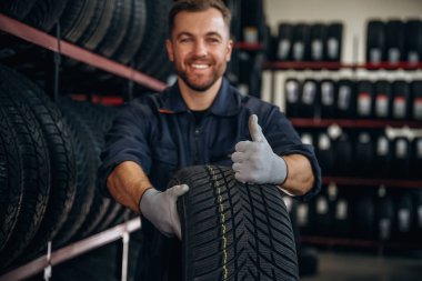 Tekerlekleri ve tekerlekleri olan tamirci var..