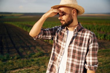 Yorgunum, kötü hissediyorum. Çiftçi tarım alanında..