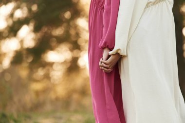 Doğada birlikte olan lezbiyen çiftin yakın görüntüsü..