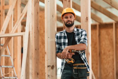 Matkapla. Ahşap depoda sanayi işçisi..