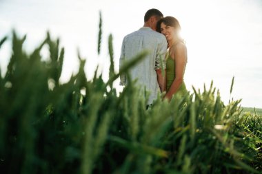 Güneşin altında, birbirimizin keyfini çıkarıyoruz. Çiftler tarlada beraberler..