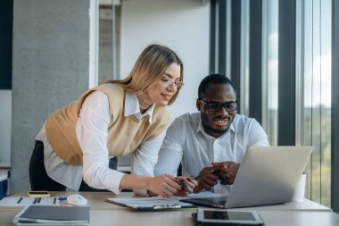 Sohbet ediyorduk. Ofiste iki iş adamı birlikte çalışıyor..