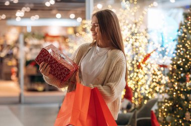 Bu ne sürpriz, boks. Yeni yıl alışverişi ve hediyeleri. Kadın Noel ağacının yanında..