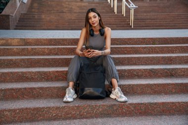 Güzel kız öğrenci üniversitenin yakınında dışarıda..