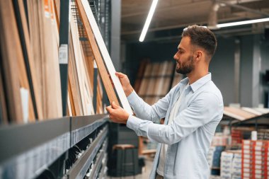 Parke, seç. Adam hırdavatçıda..