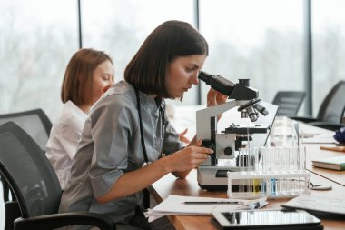 Yandan bak. İki kadın doktor içeride birlikte çalışıyorlar..