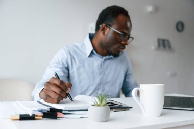 Evrak işleriyle uğraşıyorum. İşadamı laptopla ofiste..