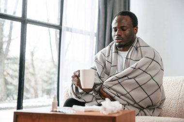 Korkunç bir grip. Hasta siyah adam evde..