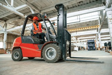 Forklift sürüyorum. Ahşap depoda sanayi işçisi..