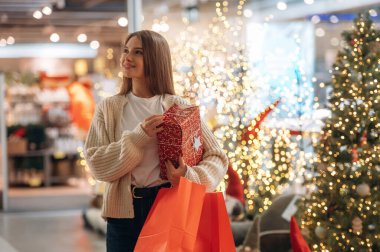 Bu ne sürpriz, boks. Yeni yıl alışverişi ve hediyeleri. Kadın Noel ağacının yanında..