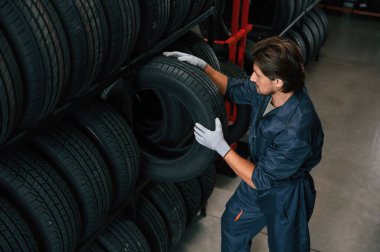 Bir lastiği değiştiriyorum. Lastik tamir servisinde adam var..