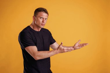 Uzay konseptini kopyala, göster, göster. Adam stüdyoda arka plana karşı..