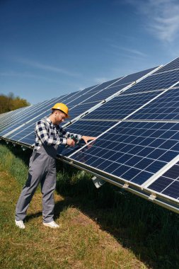 Elde matkap. Gündüz vakti fotovoltaik güneş panelleri olan bir mühendis..
