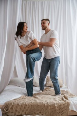 Yatakta ayakta durup oyun oynuyorlardı. Genç çift evde birlikteler..