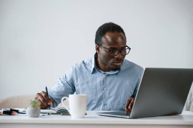 Müdür dizüstü bilgisayar kullanıyor. İşadamı ofiste çalışıyor..