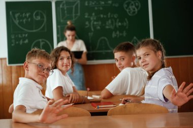 Öğretmen şu an işte. Öğrenciler, sınıftaki çocuklar..