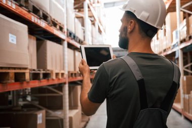 Dijital tableti tutuyorum. Foreman depoda, kargo dağıtım işinde..