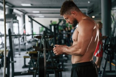 Akıllı telefonla, ara verdim. Güçlü kaslı adam spor salonunda çalışıyor..