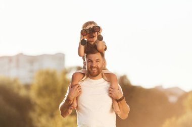 Ellerinde dürbün var. Baba ve oğul sahada birlikteler..