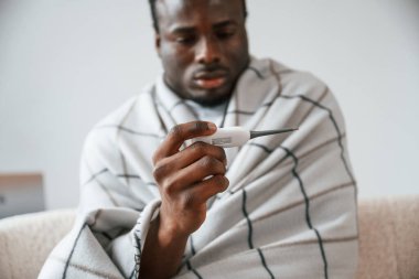 Termometreye bakıyorum. Hasta siyah adam evde..