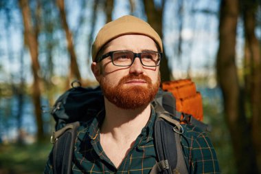 Ön manzara. Sakallı adam gündüz vakti ormandadır..