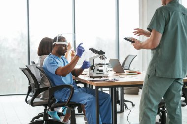 Bilimsel araştırma. Bir grup doktor içeride birlikteler..