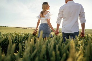 Şehir manzarası yok, boş zaman. Güzel bir çift yeşil tarlada birlikte..