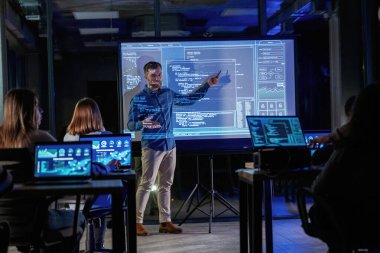 Akıllı koç. Erkek işletme eğitmeni projektöre karşı, insanlara öğretiyor..