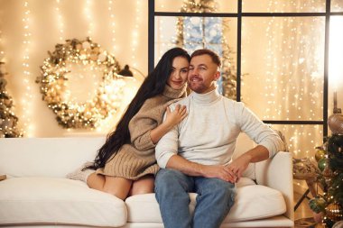 Çift içeride yeni yılı kutluyor..