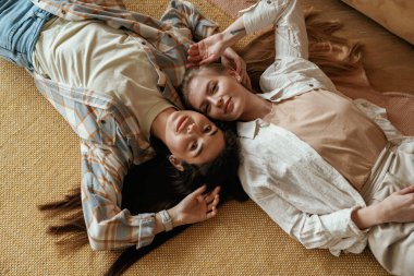 Yere uzanıyordu. İki mutlu genç bayan en iyi arkadaş içeride..