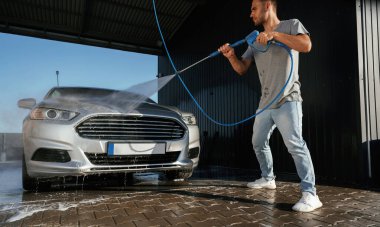 Durup otomobili yıkıyorum. Adam dışarıda arabasıyla bekliyor..