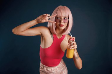 Mutlu eller ve parmaklar, sevimli pembe saçlar. Güzel genç bayan arka plana karşı..