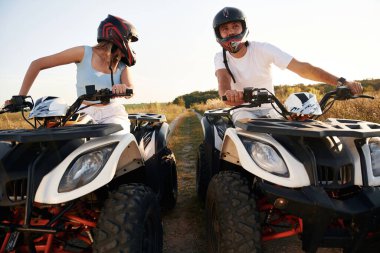 Ön manzara. Erkek ve kadın dışarıda ATV 'deler..