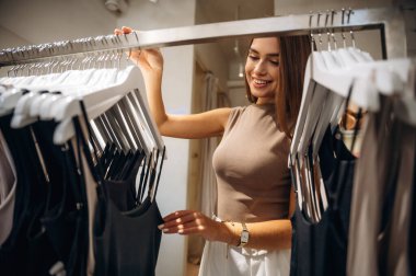 Kadın mağazadan kıyafet seçiyor..