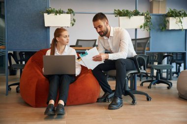 Kadın ve erkek çalışanlar ofiste çalışıyor..