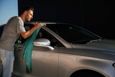 Çalışıyorum, otomobili parlatıyorum. Adam dışarıda arabasıyla bekliyor..