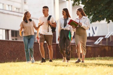 Neşeli, eğleniyor. Bir grup öğrenci birlikte dışarı çıktılar..