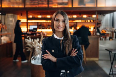 Arka planda insanlar var. Restoran sahibi ya da müdürü içeride bekliyor..