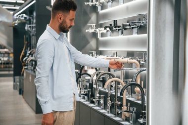 Tesisat ekipmanlarıyla dolu bir odada. Adam hırdavatçıda..