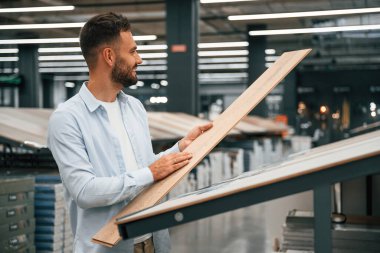 Parke, seç. Adam hırdavatçıda..